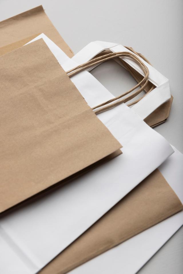 Paper bag in white and brown