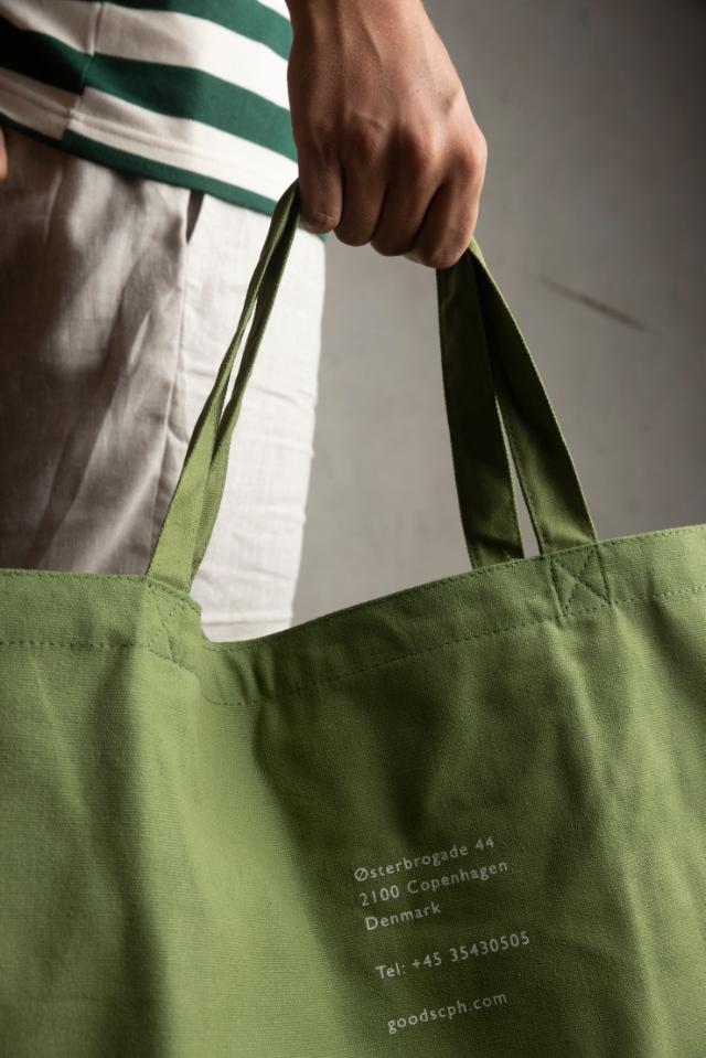 Entdecken Sie unsere maßgeschneiderten Canvas-Taschen, hergestellt von Embacollage für Goods. 