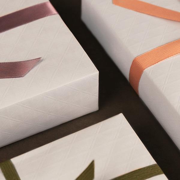 Geschenkpapier 6289 White Embossed Squa 55 cm x 120m