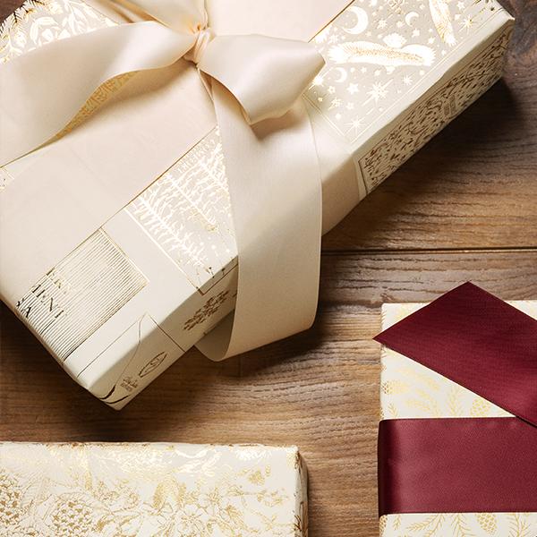 Weihnachtsgeschenkpapier 6480 Cream XMas Greetings 555 cm x 100 m