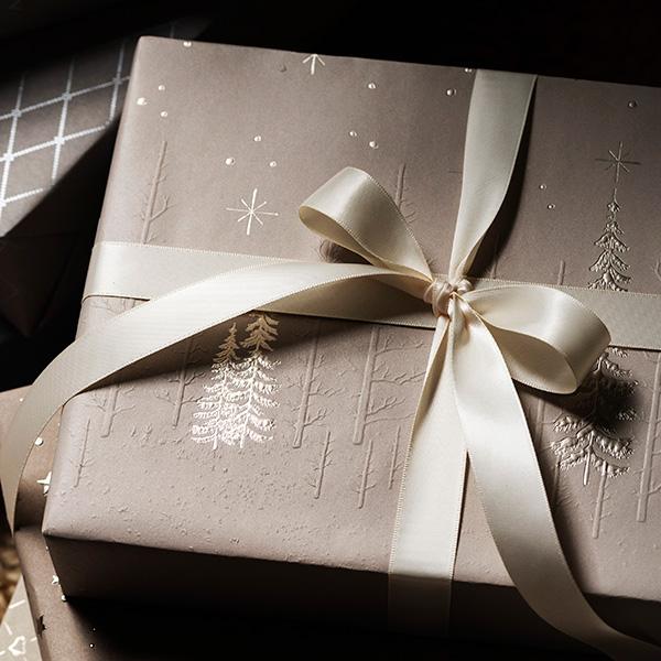 Weihnachtsgeschenkpapier 6510 Forrest Star Night Warm Grey 55 cm x 100 m