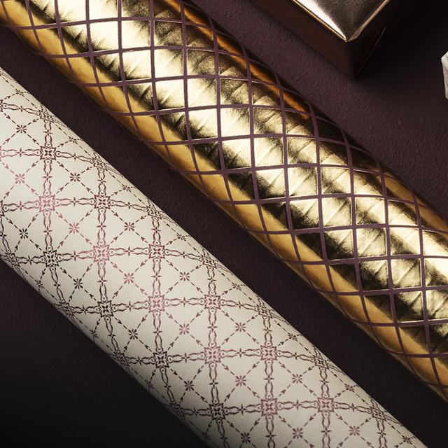 Weihnachtsgeschenkpapier  6555 Classic Star Burgundy 55 cm x 100