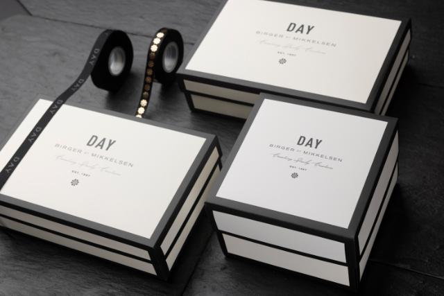 Elegante weiße Geschenkboxen mit schwarzem Rand und dem Aufdruck