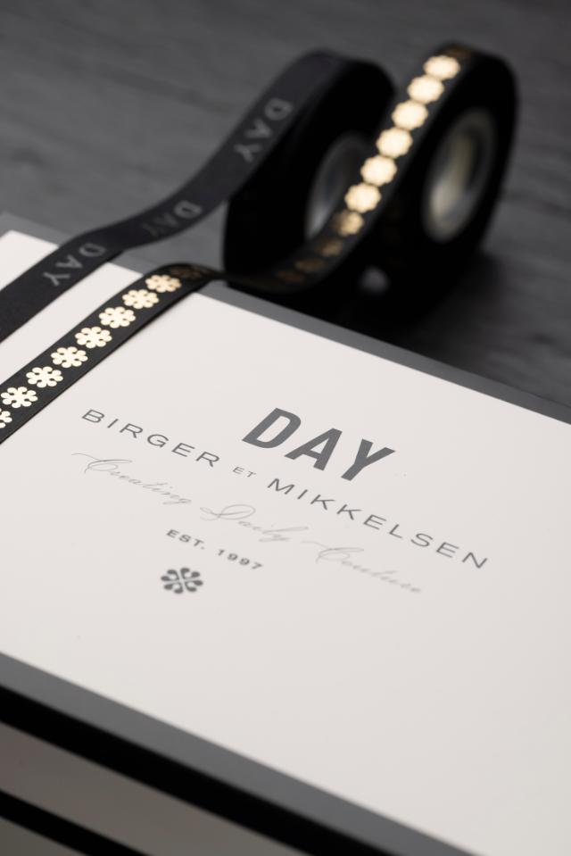 Elegante weiße Geschenkboxen mit schwarzem Rand und dem Aufdruck