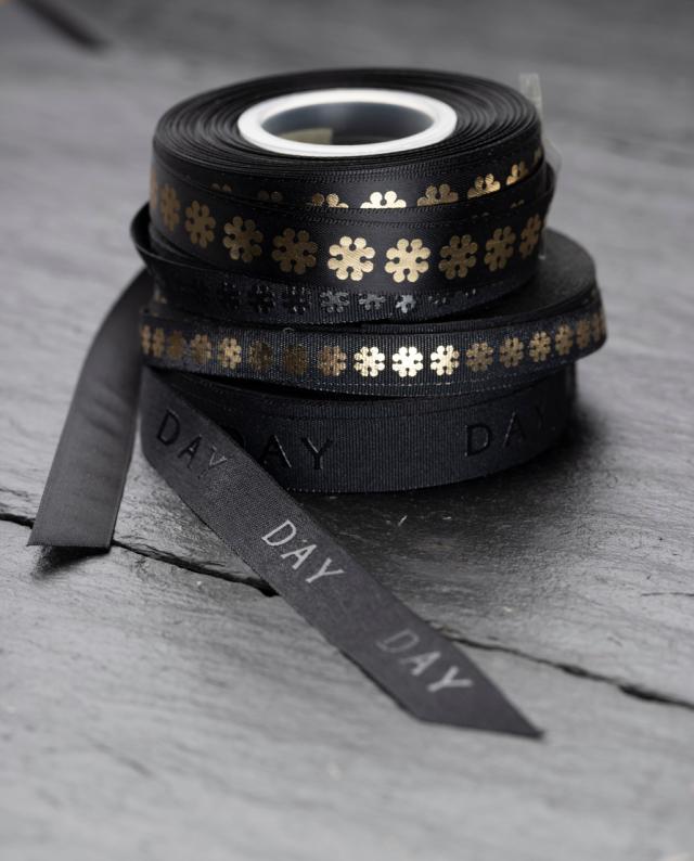 Exquisites maßgeschneidertes Seidenband mit individuellen Designs und personalisierten Botschaften, das eine elegante und luxuriöse letzte Note zu Geschenken, Bastelarbeiten und besonderen Anlässen hinzufügt