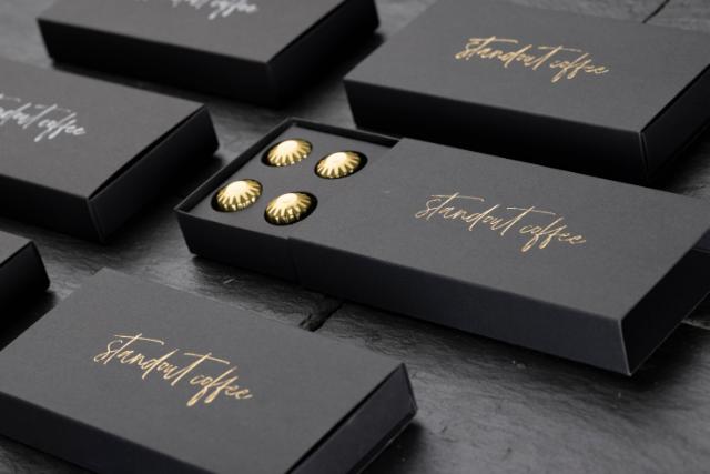 Maßgeschneiderte B2B-Boxen, personalisiert mit Unternehmenslogos, Branding und individuellen Designs, bieten professionelle und gebrandete Verpackungslösungen für Geschäft-zu-Geschäft-Transaktionen, zeigen Liebe zum Detail und stärken die Unternehmensiden