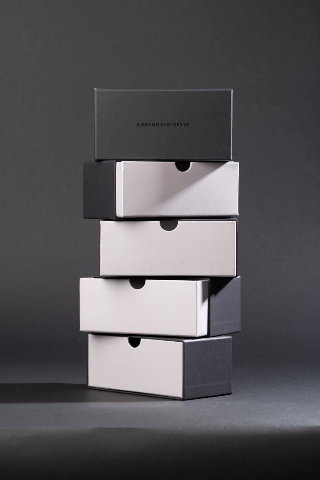 Ein Stapel von Schubladenboxen in Schwarz und Weiß mit der Aufschrift