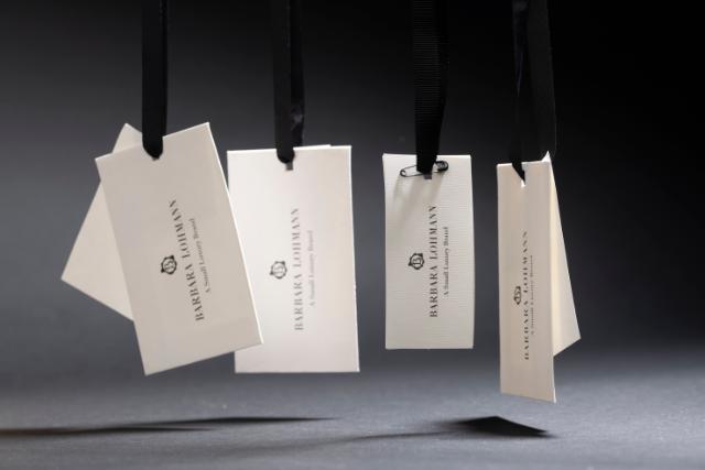 Einzigartige und maßgeschneiderte Anhänger mit personalisierten Designs, Logos oder Botschaften, die Ihren Produkten oder Geschenken eine besondere Note verleihen und eine unvergessliche und gebrandete Präsentation schaffen