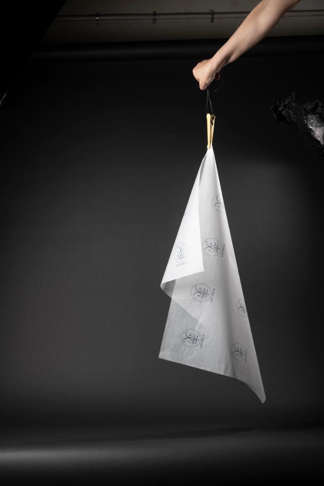 Maßgeschneidertes Seidenpapier, verziert mit personalisierten Designs, Logos oder Botschaften, um Ihrer Geschenkpräsentation eine zusätzliche Ebene an Raffinesse und Branding hinzuzufügen