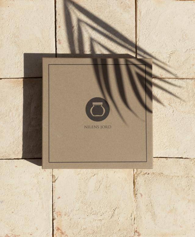 Ein brauner Karton mit dem Logo und Schriftzug