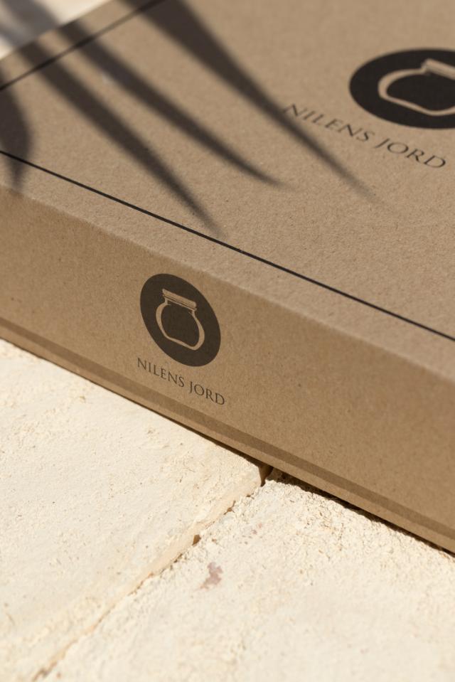 Ein brauner Karton mit dem Logo und Schriftzug