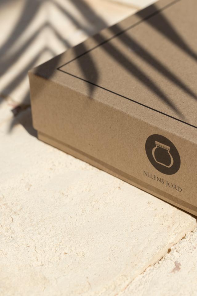 Ein brauner Karton mit dem Logo und Schriftzug