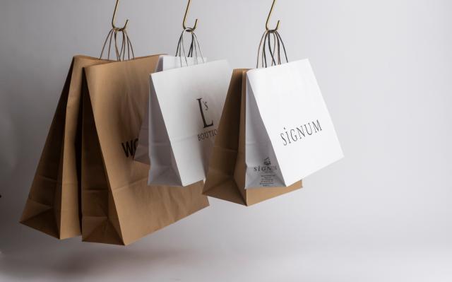 Stilvolle und personalisierte maßgeschneiderte Papiertasche mit einzigartigen Designs, Logos und Branding, bietet eine modische und umweltfreundliche Lösung zum Transportieren und Präsentieren Ihrer Produkte oder Geschenke