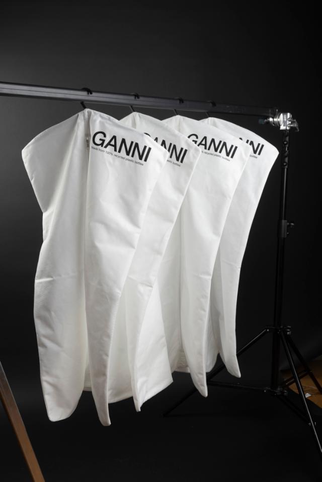 Maßgeschneiderte kleidersack, angefertigt mit personalisierten Designs, Monogrammen oder Branding, bieten elegante und schützende Aufbewahrungsmöglichkeiten für Anzüge und formelle Kleidung und verbinden Stil und Praktikabilität für anspruchsvolle Person