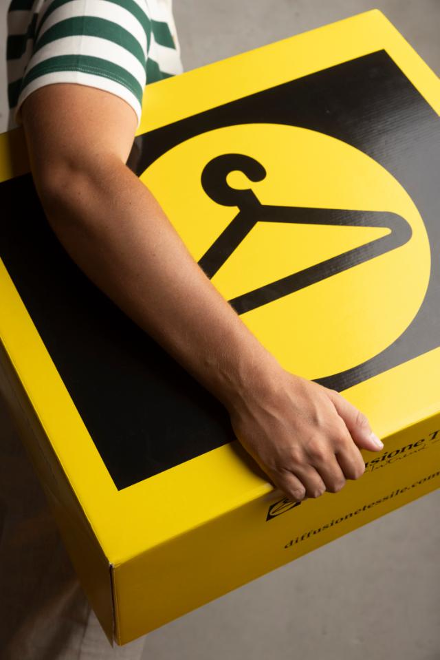 Maßgeschneiderte Versandkartons, angefertigt mit personalisierten Designs, Logos oder Branding, bieten eine professionelle und gebrandete Verpackungslösung für den Versand Ihrer Produkte und sorgen für ein unvergessliches Auspackerlebnis für Kunden