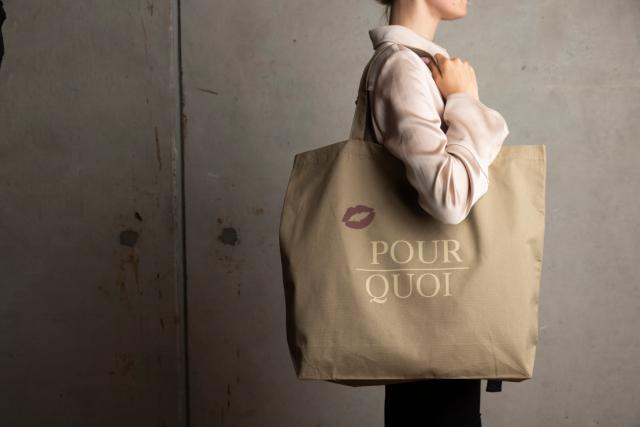 Schicke und personalisierte maßgeschneiderte Tragetaschen, die einzigartige Designs, Logos oder Botschaften präsentieren und Mode und Funktionalität für stilvolles und umweltfreundliches Tragen im Alltag kombinieren