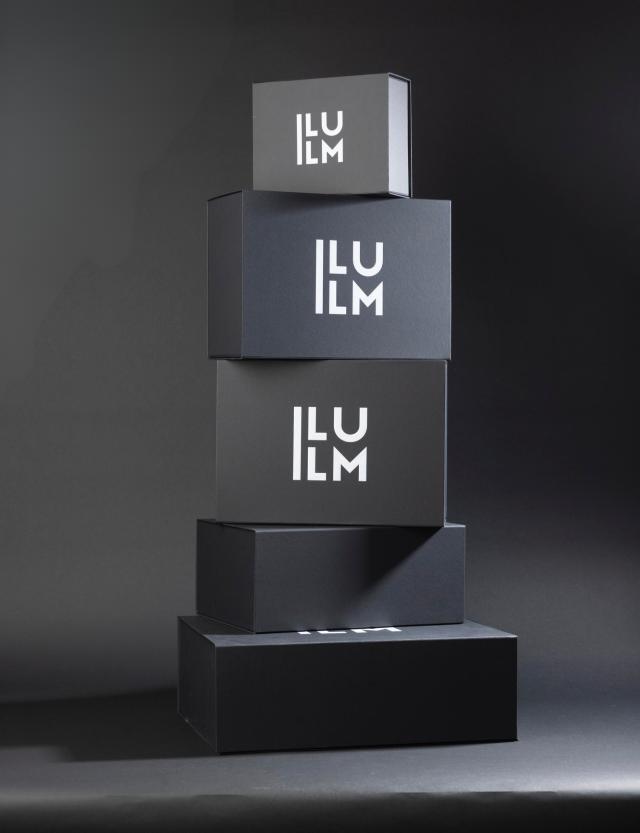 Wunderschön gestaltete Geschenkbox mit einzigartigen Designs, Farben und Personalisierung, die die Kunst des Schenkens mit einer Prise Individualität und Nachdenklichkeit aufwertet